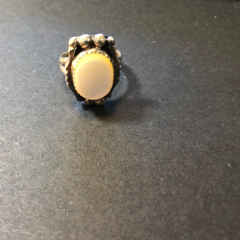Retro 925 Sterling Silver Solitaire Mother-of-Pearl Statement Ring in size 6